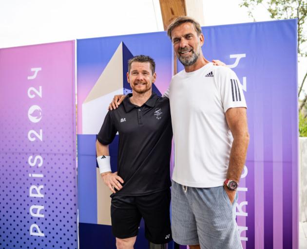 New Zealand Paralympian Wojtek Czyz and Jürgen Klopp. Photo: Getty Images